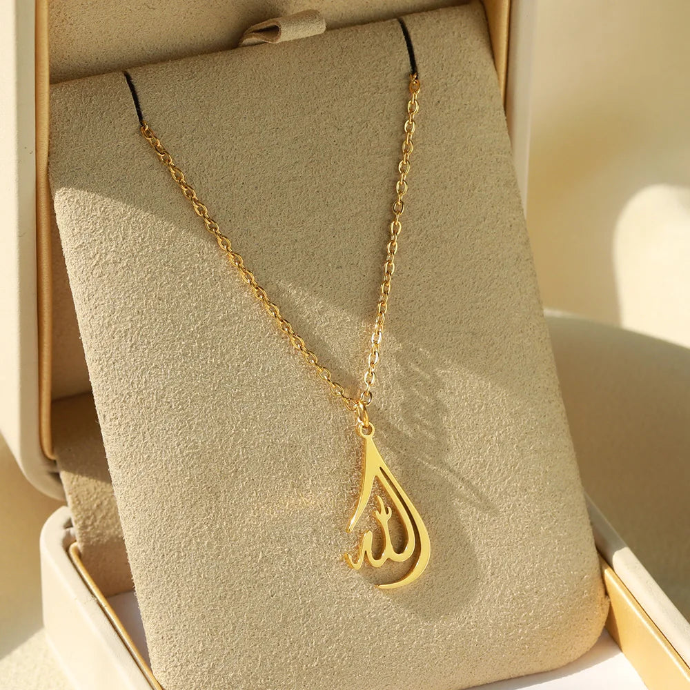 Colliers d’Allah pour femmes Hommes Plaque signalétique arabe Bijoux en acier inoxydable Lettre Collier ras du cou Lucky Amulet Muslim Bijoux Femme