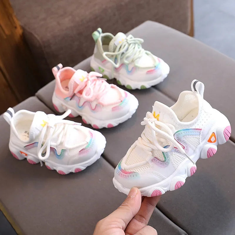 2025 Baskets respirantes pour tout-petits garçon Tissu extensible Chaussures de course pour bébé à la mode Chaussures de sport pour filles d’école roses D07083