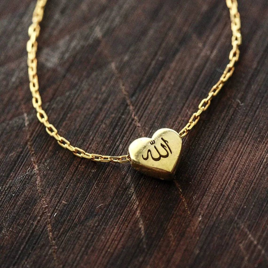 Colliers d’Allah pour femmes Hommes Plaque signalétique arabe Bijoux en acier inoxydable Lettre Collier ras du cou Lucky Amulet Muslim Bijoux Femme