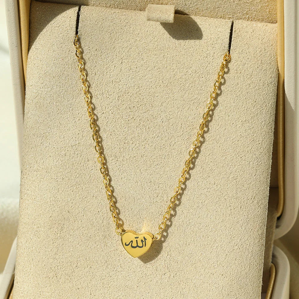 Colliers d’Allah pour femmes Hommes Plaque signalétique arabe Bijoux en acier inoxydable Lettre Collier ras du cou Lucky Amulet Muslim Bijoux Femme