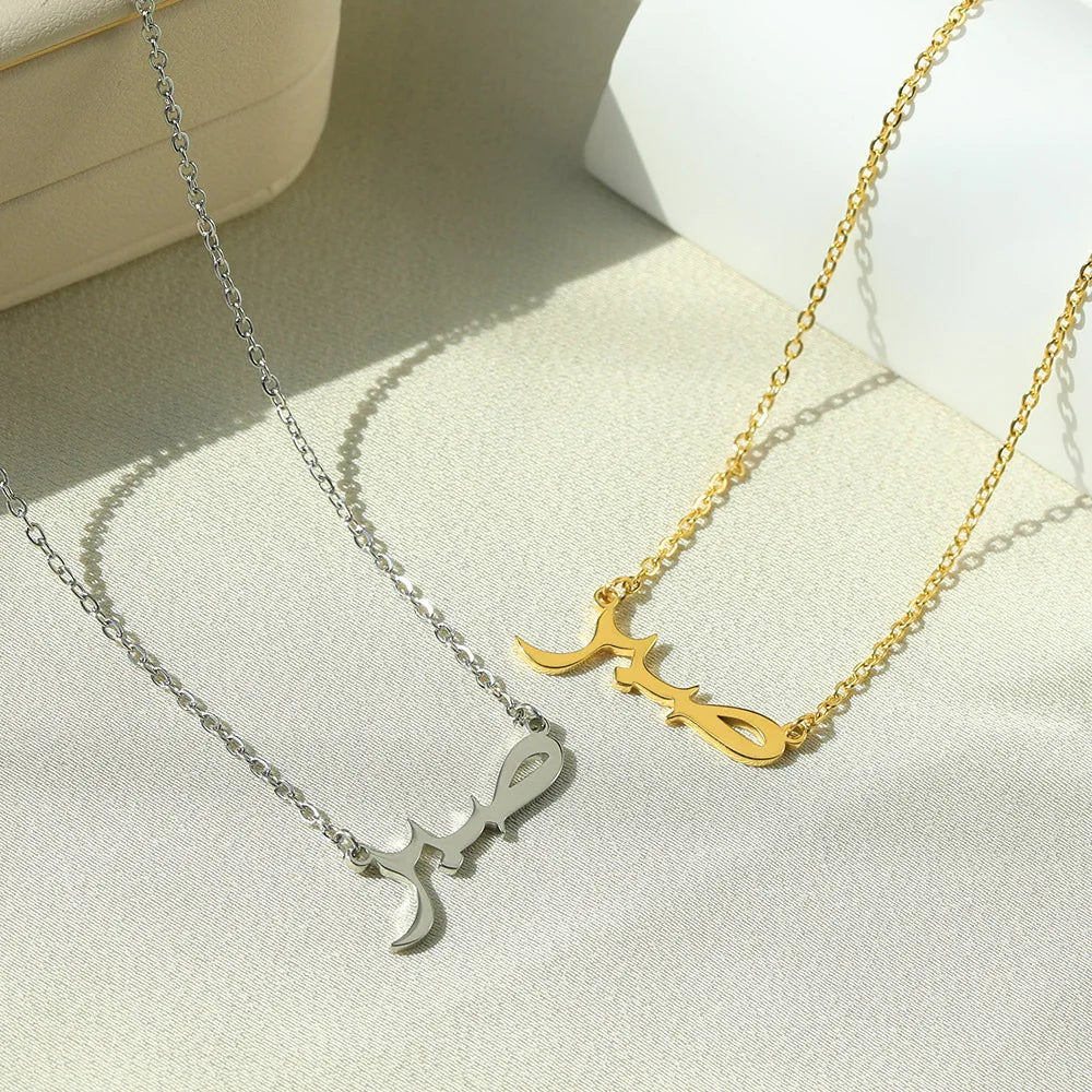 Colliers d’Allah pour femmes Hommes Plaque signalétique arabe Bijoux en acier inoxydable Lettre Collier ras du cou Lucky Amulet Muslim Bijoux Femme