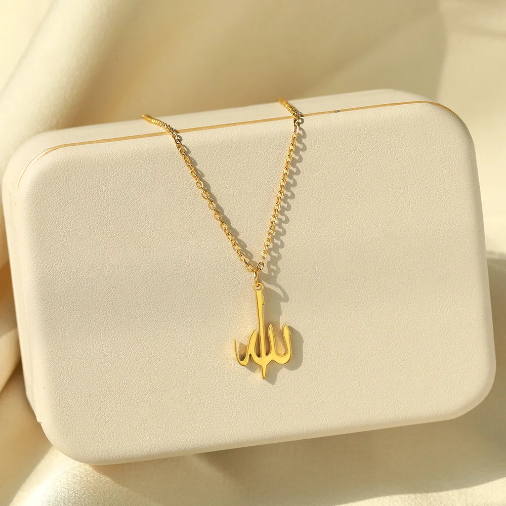 Colliers d’Allah pour femmes Hommes Plaque signalétique arabe Bijoux en acier inoxydable Lettre Collier ras du cou Lucky Amulet Muslim Bijoux Femme