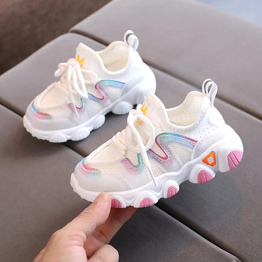 2025 Baskets respirantes pour tout-petits garçon Tissu extensible Chaussures de course pour bébé à la mode Chaussures de sport pour filles d’école roses D07083