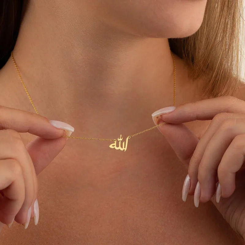 Colliers d’Allah pour femmes Hommes Plaque signalétique arabe Bijoux en acier inoxydable Lettre Collier ras du cou Lucky Amulet Muslim Bijoux Femme