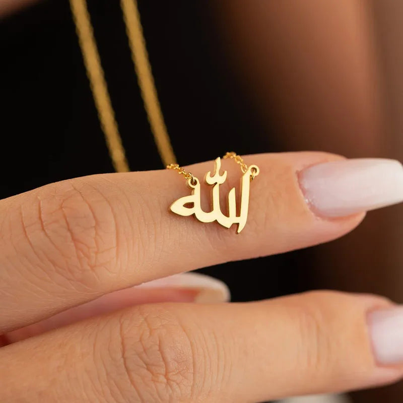 Colliers d’Allah pour femmes Hommes Plaque signalétique arabe Bijoux en acier inoxydable Lettre Collier ras du cou Lucky Amulet Muslim Bijoux Femme
