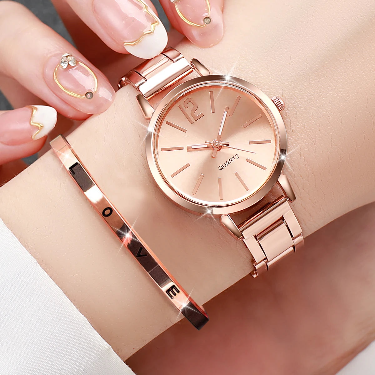 Mode Femmes Elagant Watch Casual Simple Steel Strap Quartz Watch Love Bracelet 2PCs Set Temperament Wearing Style