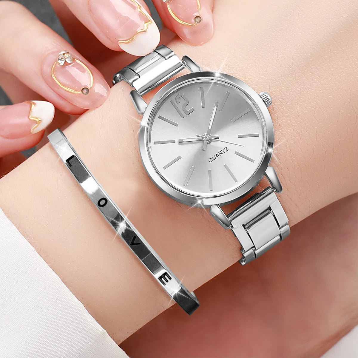 Mode Femmes Elagant Watch Casual Simple Steel Strap Quartz Watch Love Bracelet 2PCs Set Temperament Wearing Style